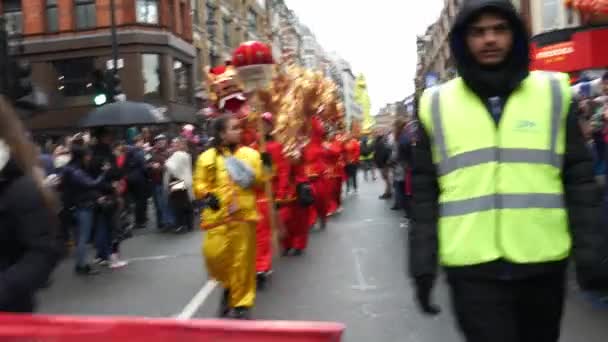 Intérpretes participan en la celebración del Año Nuevo Chino en Londres, Reino Unido — Vídeo de stock