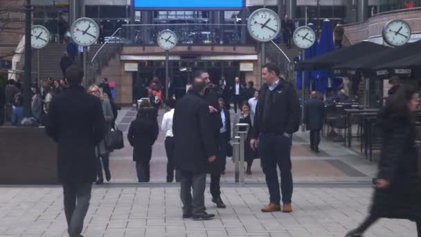 Breve interacción entre empresarios en Reuters Plaza, Canary Wharf, Londres — Vídeos de Stock