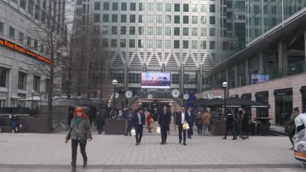 Büroangestellte in der Mittagspause auf dem reuters plaza in londons canary wharf financial district — Stockvideo