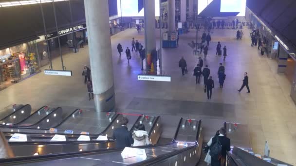 POV perspektiv går ner rulltrappan i Londons Canary Wharf tunnelbanestation — Stockvideo