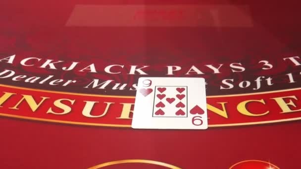 Negociante Não Identificável Que Vende Cartas Uma Mesa Blackjack Também — Vídeo de Stock