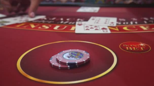 Neidentifikovatelné dealer rozdávání karet v blackjack tabulce, také známý jako 21 v kasinu — Stock video