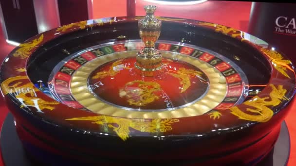 Kinesisk drake tema casino roulette i rörelse, spinnrock bollen — Stockvideo