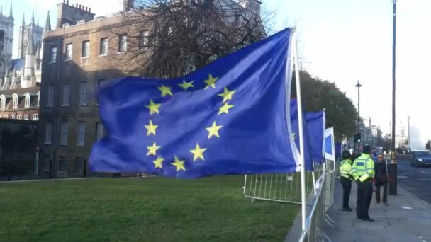 Banderas de la Unión Europea y británicas ondeando en el viento frente a Victoria Tower en Westminster Palace, Londres - Tema Brexit — Vídeos de Stock