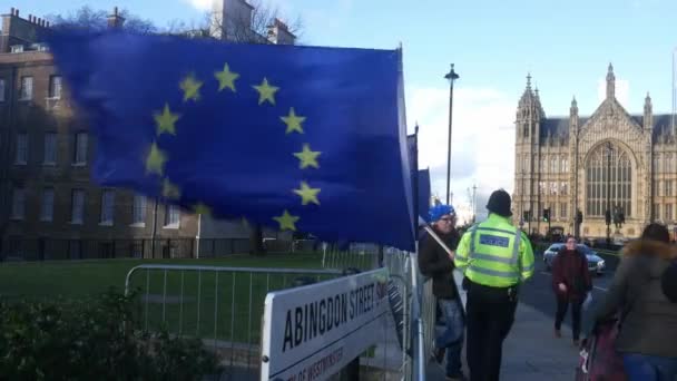 Европейский Союз и британские флаги размахивают на ветру перед башней Виктория в Вестминстерском дворце, Лондон - тема Брексита — стоковое видео