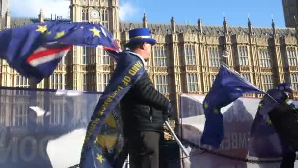 Steve Bray, Szodoma, alapítója és mások Brexit kívül a Houses of Parliament, London ellen tiltakozó — Stock videók