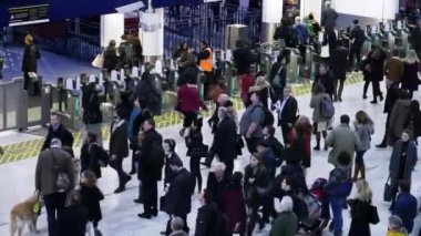 Londra, 13 Şubat 2019: Bitirim Waterloo tren istasyonunda, meşgul bir merkezi Londra tren terminus adlı dijital takvim önünde bekleyen birçok insan. Tannoy hoparlör tarafından kulak misafiri Duyurular