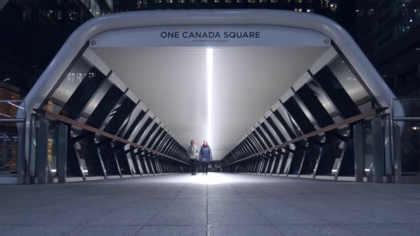 Адамс plaza міст, що веде до Crossrail площі на розвиток London Canary Wharf — стокове відео