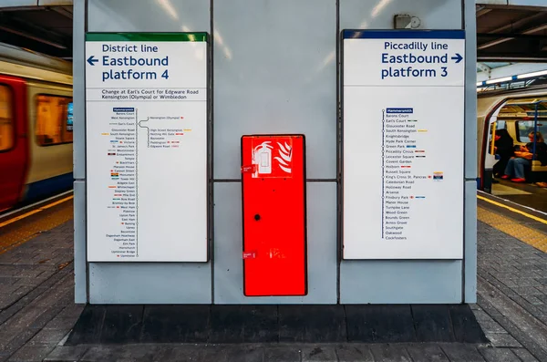 Mapa de ruta de la línea de metro de Londres para Eastbound District y Piccadilly Lines desde la estación Hammersmith. Trenes esperando en ambas plataformas —  Fotos de Stock