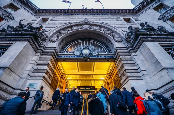 Commuters passing through the entrance of Waterloo train station at rush hour, one of the largest in London — Stock Photo, Image
