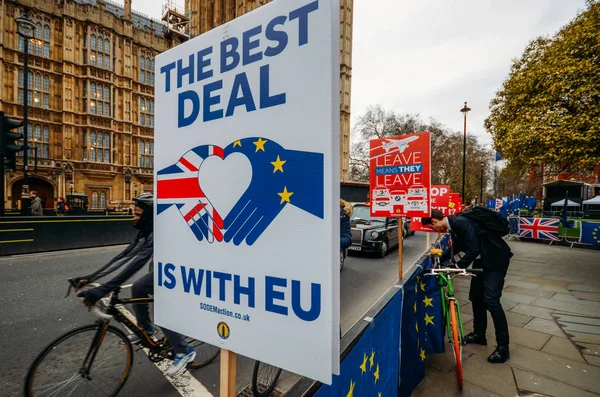 Manifestants anti-Brexit devant Westminster à Londres, Royaume-Uni — Photo