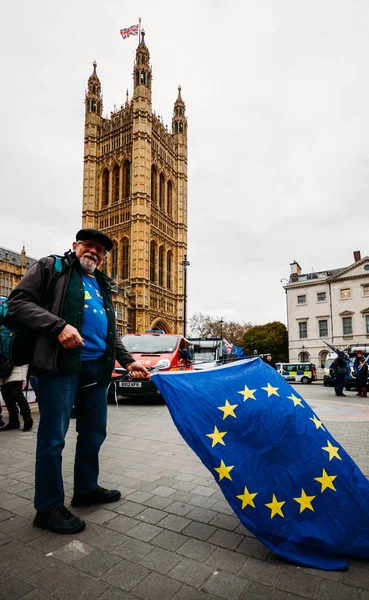 Manifestanti anti-Brexit fuori Westminster a Londra, Regno Unito — Foto Stock