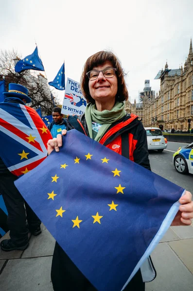 Manifestanti anti-Brexit fuori Westminster a Londra, Regno Unito — Foto Stock