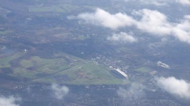 Goodwood at yarışı hava görünümünü izlemek İngiltere'de bir uçak penceresinden görüldüğü gibi