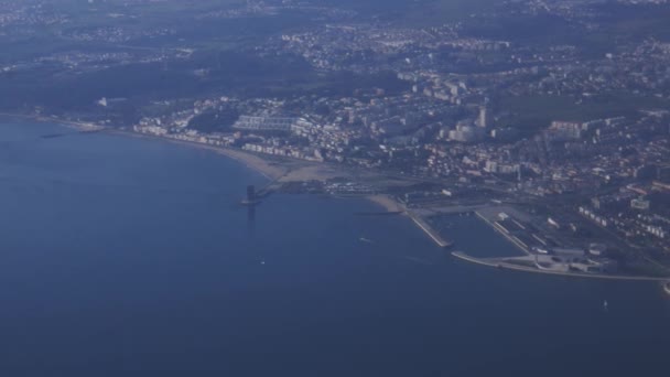 Flygfoto över Belém-tornet och Monument av upptäckter i Belem, Lissabon, Portugal - 4k — Stockvideo