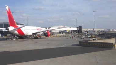 Avianca Hizmetleri yer-ekibi Londra Heathrow Havaalanı terminalinde 2-4 k tarafından varlık uçağı