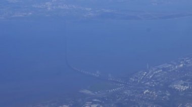 Ponte Vasco da Gama Köprüsü görünümünü Tagus Nehri, Lizbon, Portekiz üzerinde kuşlar göz