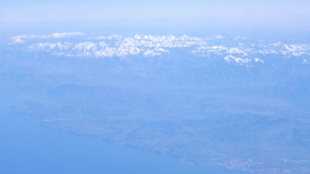 플 라 잉 비스케이-근처 아름 다운 눈 덮힌 봉우리에 비행기 창-4 k에서에서 볼 — 비디오