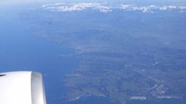 Uçan uçak penceresinden - 4 k Bay of Biskay - yakınındaki güzel karla kaplı tepeler üzerinde göster