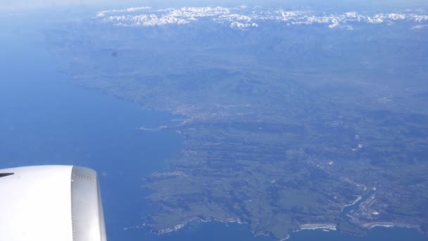 飛んでいる飛行機の窓 - 4 k からビスケー湾のそばの美しい雪をかぶった山の上の眺め — ストック動画