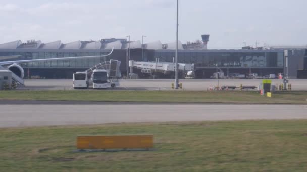 Gezien vanuit vliegtuig venster, diverse internationale vliegtuigen op asfalt op de Londense luchthaven Heathrow - 4k — Stockvideo