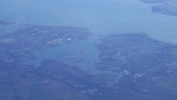 Birds eye Flygfoto över Bay of Portsmouth, södra England - 4k — Stockvideo