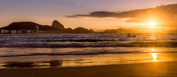 Ідилічному sunrise у всесвітньо відомому пляжі Копакабана в Ріо-де-Жанейро, Бразилія — стокове фото