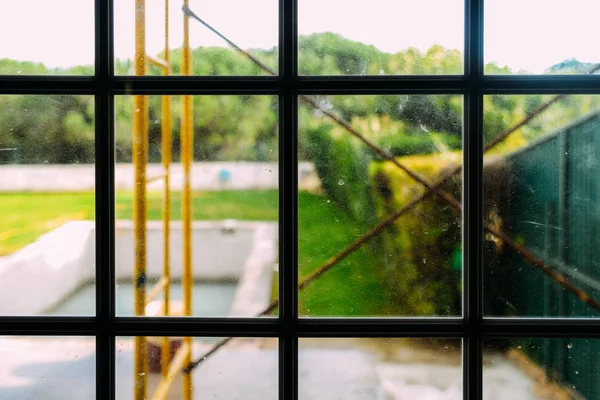 Vista dalla finestra del cortile generico in fase di ristrutturazione - focus selettivo sulle finestre — Foto Stock