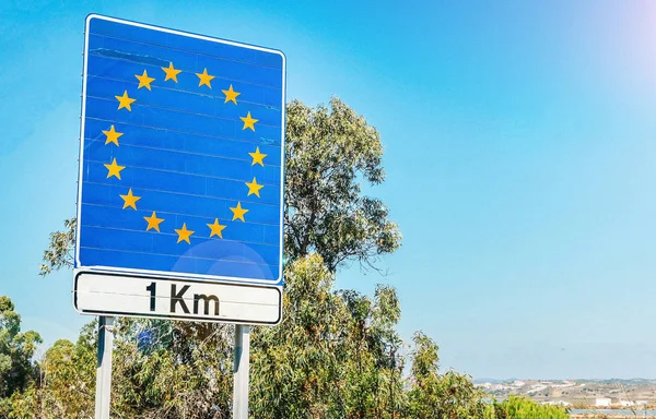 Közúti aláírja részeként egy európai uniós tagállam határán — Stock Fotó