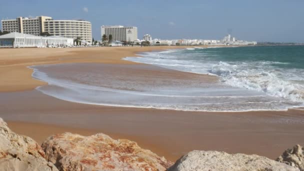 Praia de areia longa em Vilamoura, Loulé, Algarve, Portugal num dia ensolarado — Vídeo de Stock