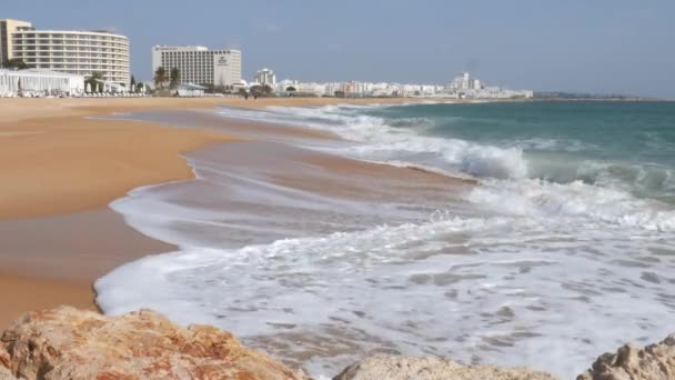 Long sandy beach in Vilamoura, Loule, Algarve, Portugal on a sunny day — Stock Video