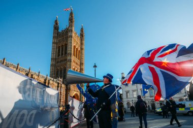 Steve her iki İngiliz taşıyan Bray, Sodom, kurucusu ve AB bayrağı protestolar Westminster Londra İngiltere dışında Brexit karşı