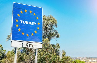 Parodi yol işaret bir Avrupa Birliği üye devletin bir parçası olarak Türkiye'nin sınır