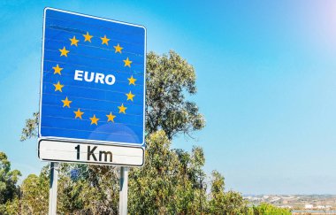 Birçok Avrupa üye Devletleri'nin para birimi Euro sınırında yol işareti