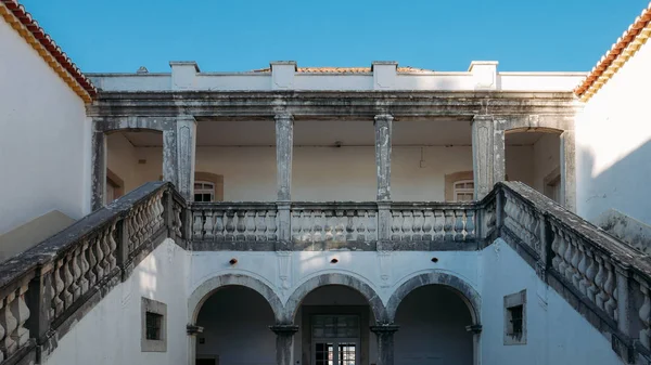 Fachada de Casa da Cerca, una casa del siglo XVIII utilizada para el espacio expositivo dedicado al arte contemporáneo — Foto de Stock