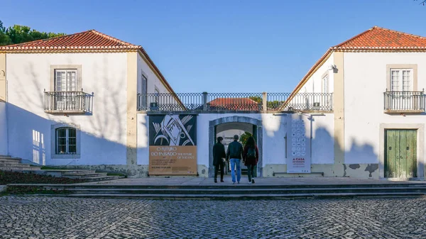 Gevel van Casa da Cerca, een 18e-eeuwse huis gebruikt voor tentoonstellingsruimte gewijd aan hedendaagse kunst — Stockfoto