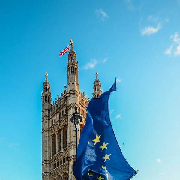 Concetto di Brexit con bandiera dell'Unione Europea contrapposta a Victoria Tower, Westminster, Londra, Regno Unito — Foto Stock