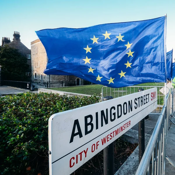 Abingdon Street a Westminster, Londra con bandiera UE in segno di protesta contro la Brexit — Foto Stock