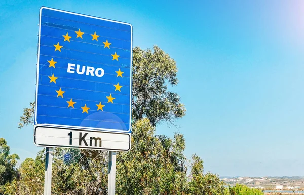 Señal de tráfico en la frontera del euro, que es la moneda de muchos Estados miembros europeos —  Fotos de Stock