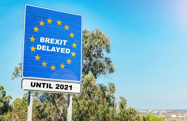 La sortie du Royaume-Uni de l'Union européenne pourrait être retardée jusqu'en 2021 - concept de Brexit utilisant un panneau frontalier international — Photo