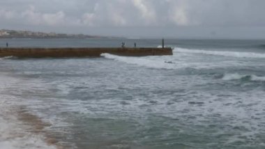 Estoril, Portekiz Moitas sahilde dalgalar binmek sörfçü