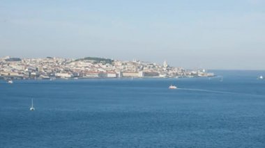 Yüksek bakış açısı zaman atlamalı Lizbon eski şehir merkezi, Almada, Portekiz üzerinden görüntülemek