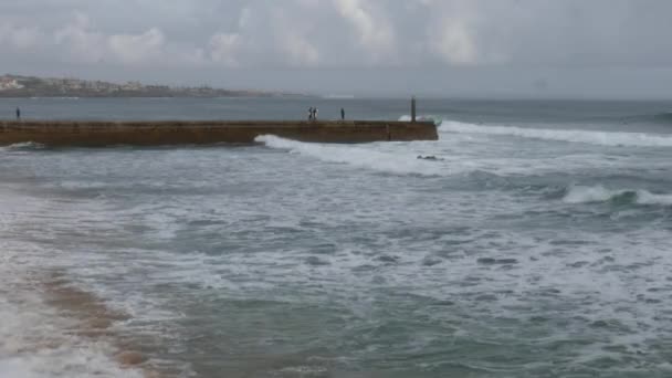 Surfistas montando olas en la playa de Moitas en Estoril, Portugal — Vídeos de Stock