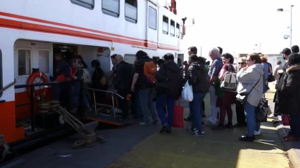 Turistas abordando un ferry en Caes do Sodre con vistas al puente 25 de abril, Portugal — Vídeos de Stock