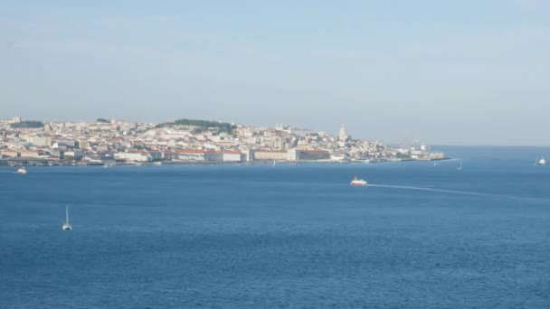 Perspectiva alta lapso de tempo de Lisboa centro da cidade velha, vista de Almada, Portugal — Vídeo de Stock