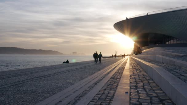 Voetgangers op Maat Museum, Lissabon, Portugal met prachtige zonsondergang — Stockvideo