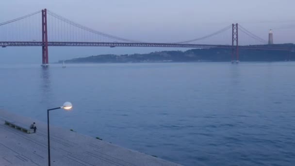 Časová prodleva chodců naproti kultovní 25 dubna most v Lisabonu, Portugalsko — Stock video