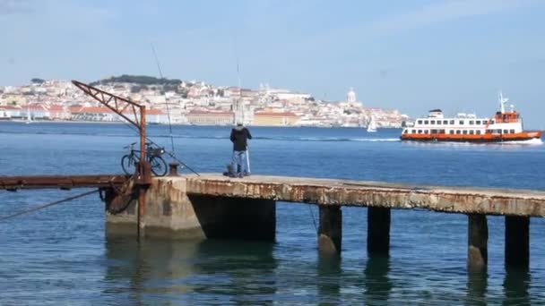 Jediný rybář na Tagus, s výhledem na historické centrum Lisabonu — Stock video