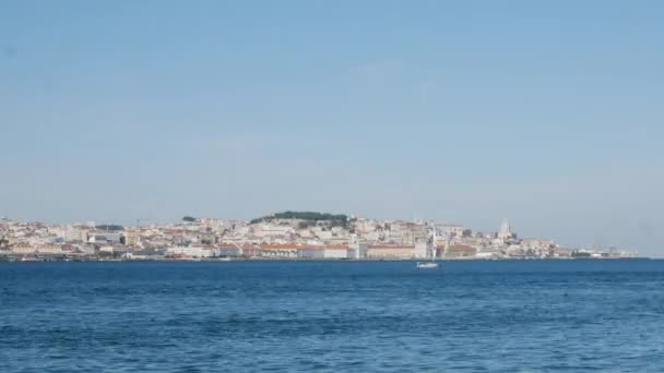 Alto lapso de tiempo de perspectiva del centro histórico de Lisboa, vista desde Almada, Portugal — Vídeos de Stock