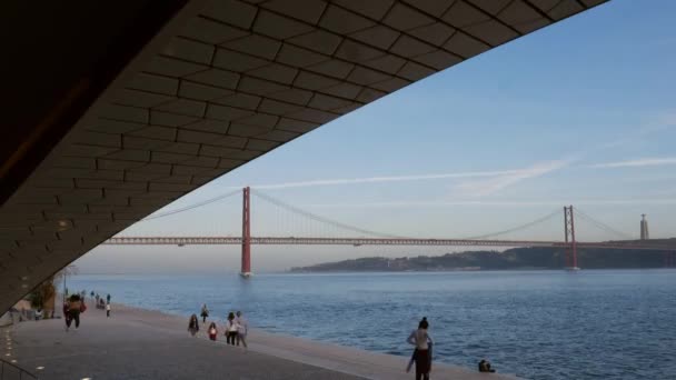 Temps écoulé des piétons près du Tage, Lisbonne, Portugal encadré par l'architecture du Musée MAAT — Video